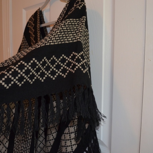 Black and Tan Woven Poncho - Picture 4 of 4